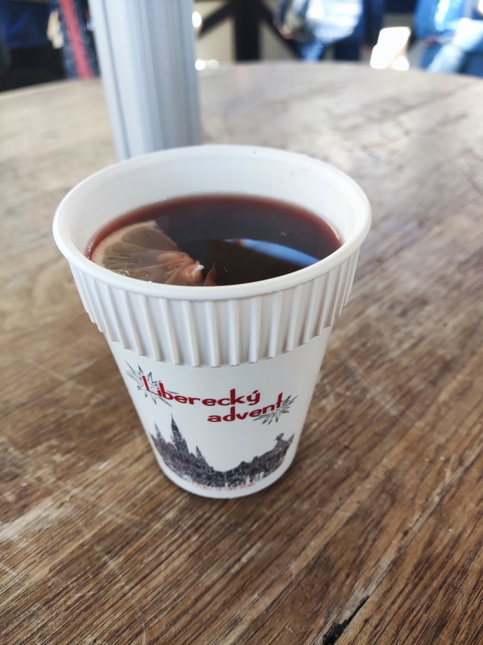 My jsme vyzkoušeli například svařené víno s amarettem (110 Kč). Doporučujeme! Kelímek je vratný za zálohu 50 Kč.