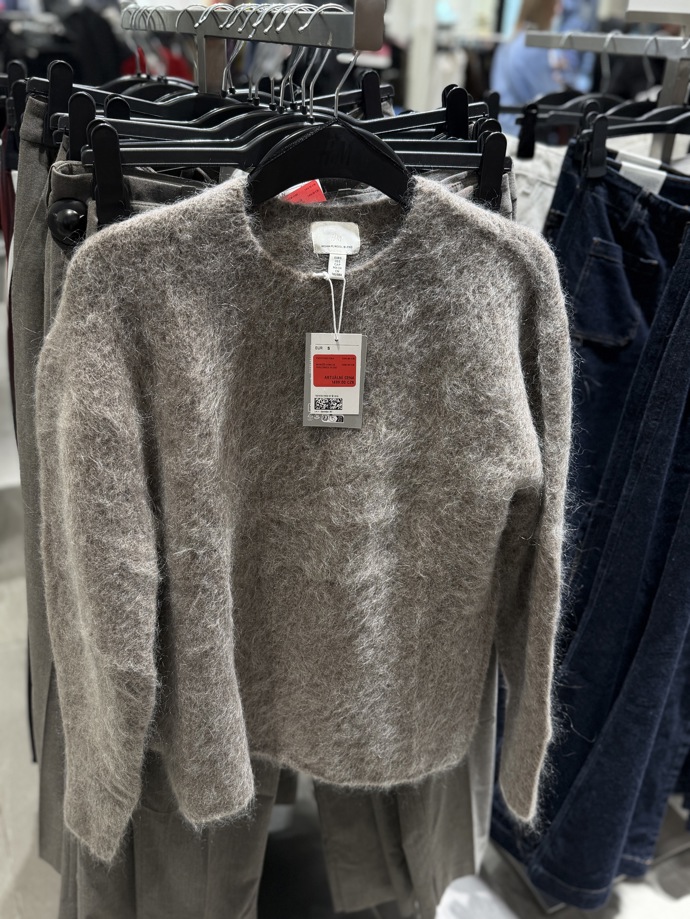 U slev můžete zvolit nakupování jak osobně, tak i online. Ovšem dejte si pozor na to, že se ceny mohou lišit. 