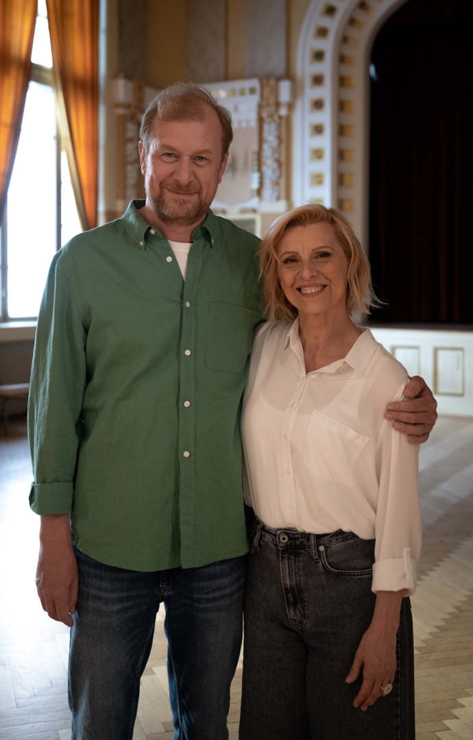 Martin Pechlát, který hraje Dana, a Tatiana Drexler coby instruktorka lázeňských tanečních kurzů. 