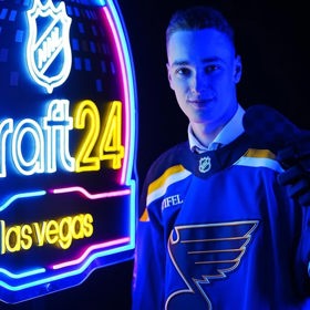 Adama draftoval tým St. Louis Blues.