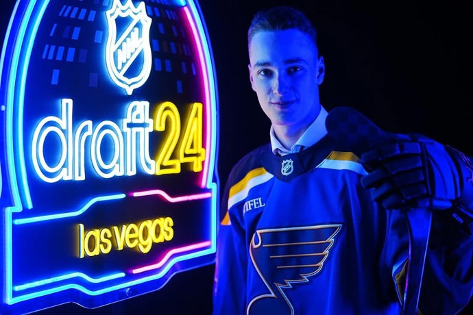 Adama draftoval tým St. Louis Blues.