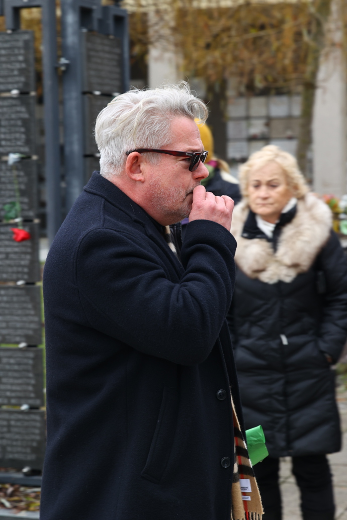 Aleš Háma na pohřbu Patrika Hezuckého.