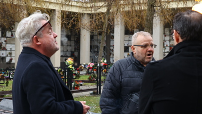 FOTO: Aleš Háma si před pohřbem zakouřil.