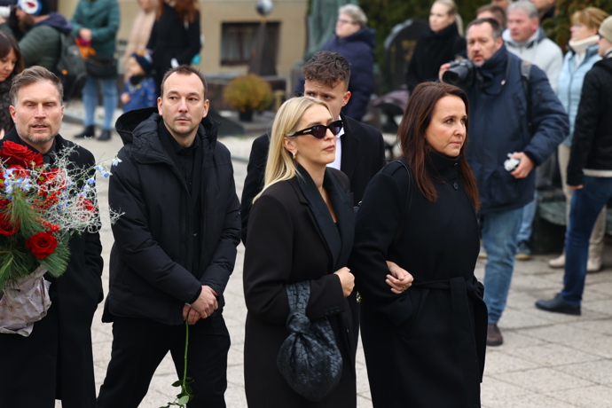 Zorka Hejdová skrývala tvář pod velkými brýlemi. Lucie Šilhánová jí byla oporou.