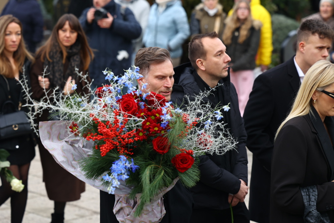 Tomáš Zástěra přinesl obří kytici.