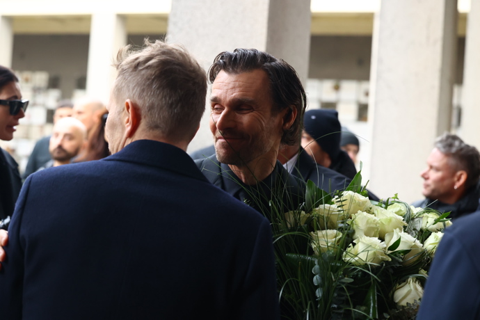 Leoš Mareš přinesl zesnulému kolegovi bílé růže.