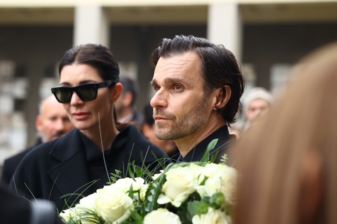 Leoš Mareš s Monikou na pohřbu Patrika Hezuckého.