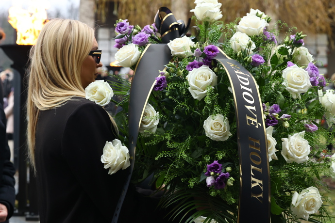 Zorka Hejdová nesla obří věnec.