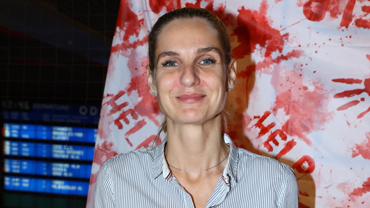 Věra (Mia) Kirchnerová s knihou Hlasy zločinu.