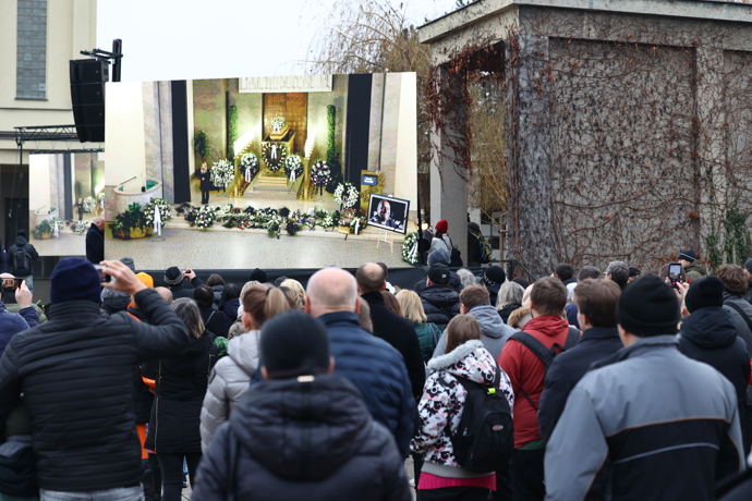 Pohřeb Patrika Hezuckého sledovaly desítky lidí venku.