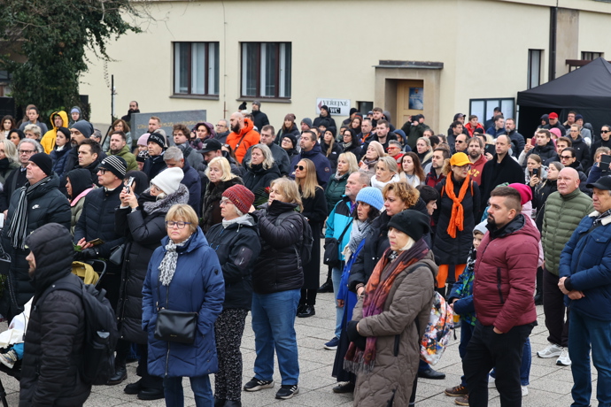Pohřeb Patrika Hezuckého sledovaly desítky lidí venku.