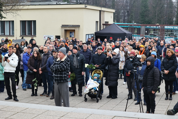 Pohřeb Patrika Hezuckého sledovaly desítky lidí venku.
