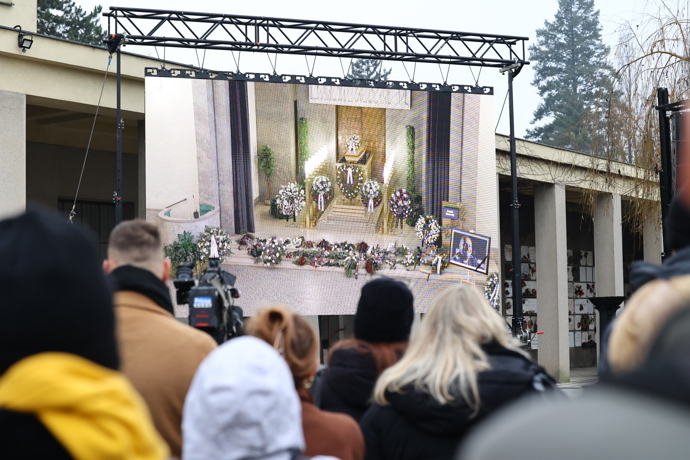 Pohřeb Patrika Hezuckého sledovaly desítky lidí venku.