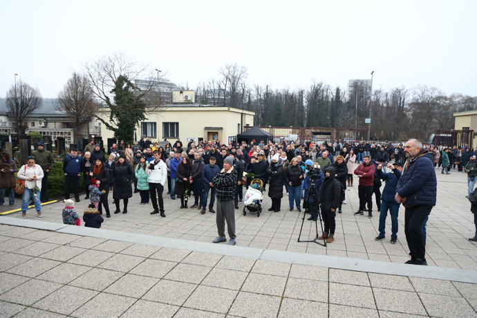 Pohřeb Patrika Hezuckého sledovaly desítky lidí venku.