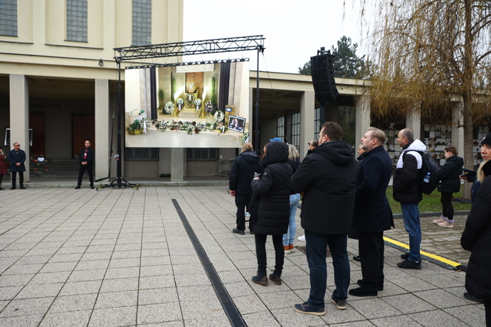 Pohřeb Patrika Hezuckého sledovaly desítky lidí venku.
