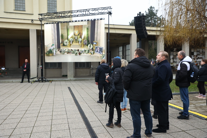 Pohřeb Patrika Hezuckého sledovaly desítky lidí venku.