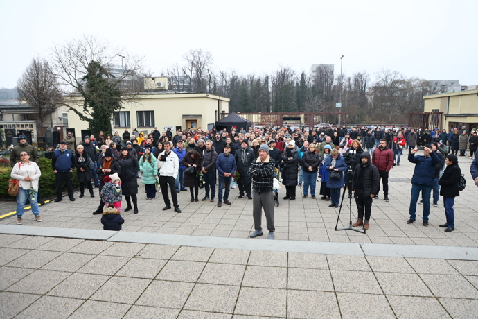 Pohřeb Patrika Hezuckého sledovaly desítky lidí venku.