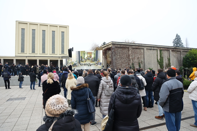 Pohřeb Patrika Hezuckého sledovaly desítky lidí venku.