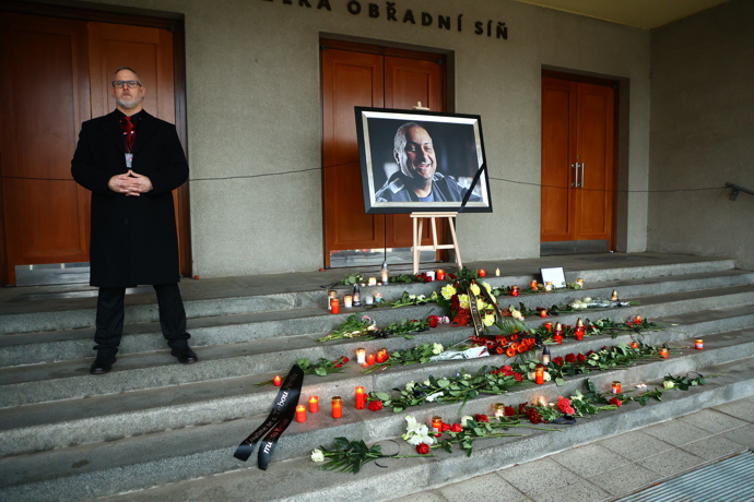 Pohřeb Patrika Hezuckého sledovaly desítky lidí venku.