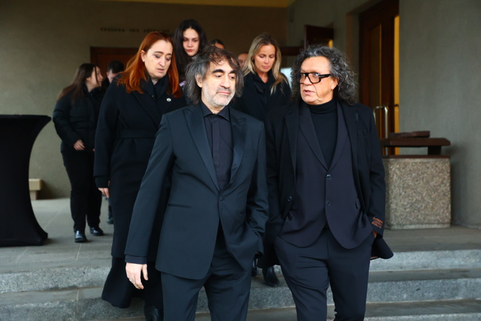 Jakub Kohák odcházel z pohřbu s Richardem Genzerem.