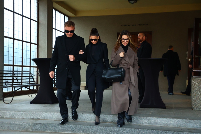 Z pohřbu Patrika Hezuckého odcházela Tereza Kerndlová s partnerem a Evou Decastelo.