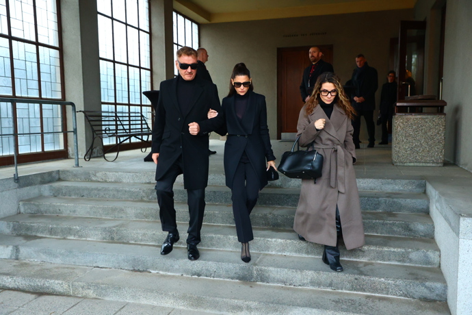 Z pohřbu Patrika Hezuckého odcházela Tereza Kerndlová s partnerem a Evou Decastelo.