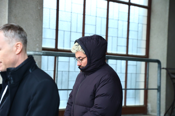 Mirai odcházel se skloněnou hlavou.