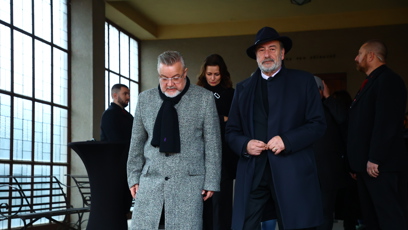 FOTO: Z pohřbu Patrika Hezuckého odcházel Michel Fleischmann v doprovodu Miloše Pokorného.