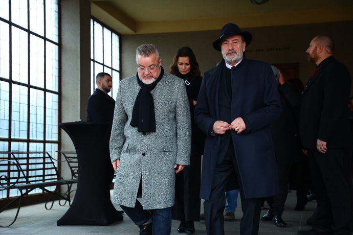 Z pohřbu Patrika Hezuckého odcházel Michel Fleischmann v doprovodu Miloše Pokorného.