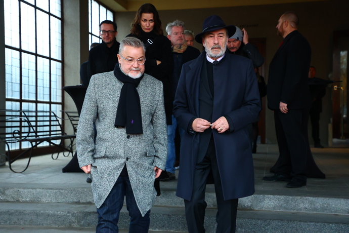 Z pohřbu Patrika Hezuckého odcházel Michel Fleischmann v doprovodu Miloše Pokorného.