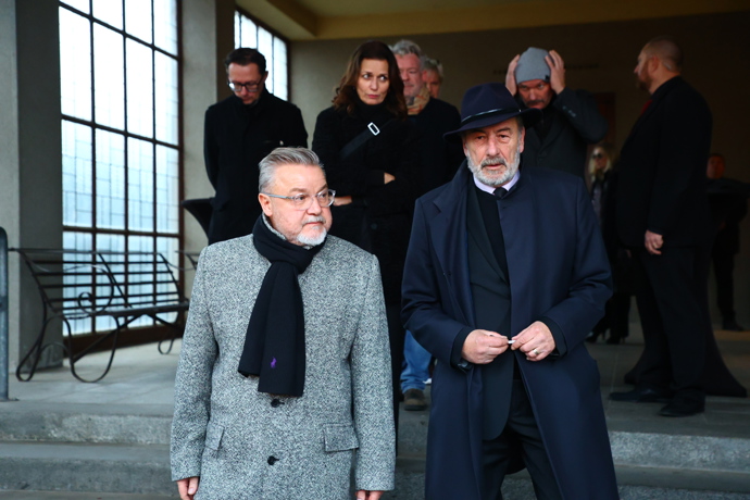 Z pohřbu Patrika Hezuckého odcházeli moderátoři posposlu.