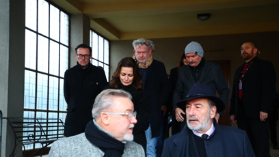 FOTO: Z pohřbu Patrika Hezuckého odcházeli moderátoři posposlu.