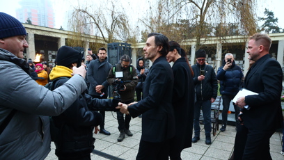 FOTO: Marešovi a Boučkovi odcházeli ze smuteční síně spolu.