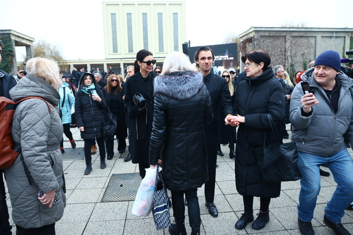 Leoše Mareše zastavovali lidé cestou ze smuteční síně.