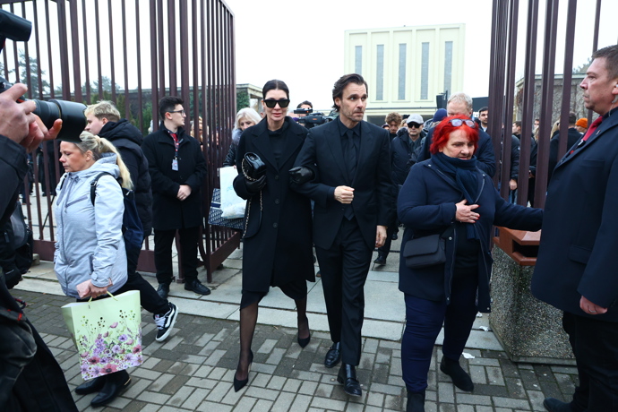 Leoše Mareše zastavovali lidé cestou ze smuteční síně.