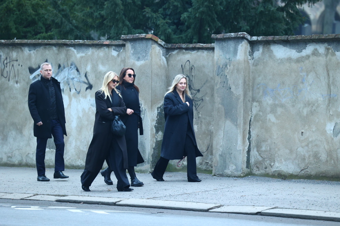 Zorka Hejdová odcházela z pohřbu spolu s Lucií Šilhánovou a Katkou Říhovou.