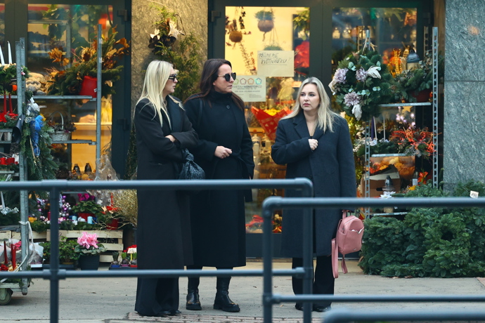 Zorka Hejdová odcházela z pohřbu spolu s Lucií Šilhánovou a Katkou Říhovou.