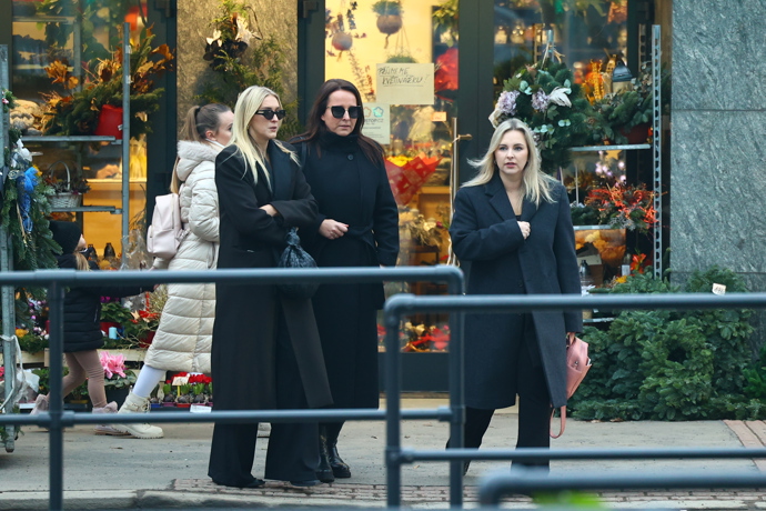 Zorka Hejdová odcházela z pohřbu spolu s Lucií Šilhánovou a Katkou Říhovou.