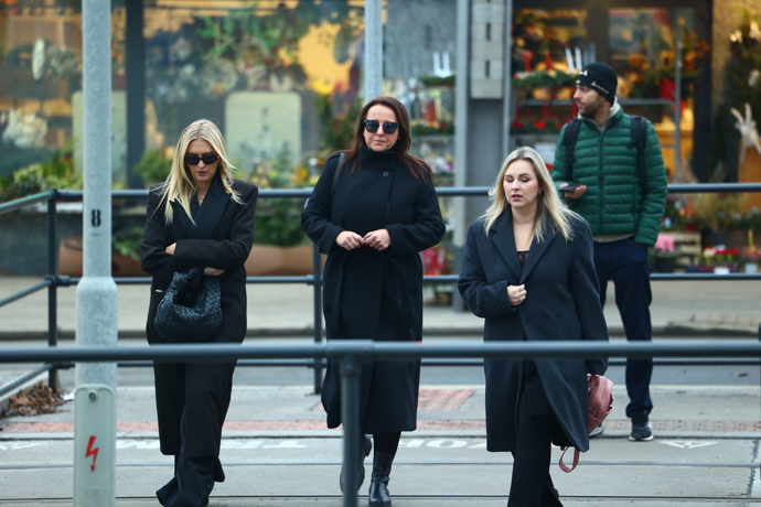 Zorka Hejdová odcházela z pohřbu spolu s Lucií Šilhánovou a Katkou Říhovou.