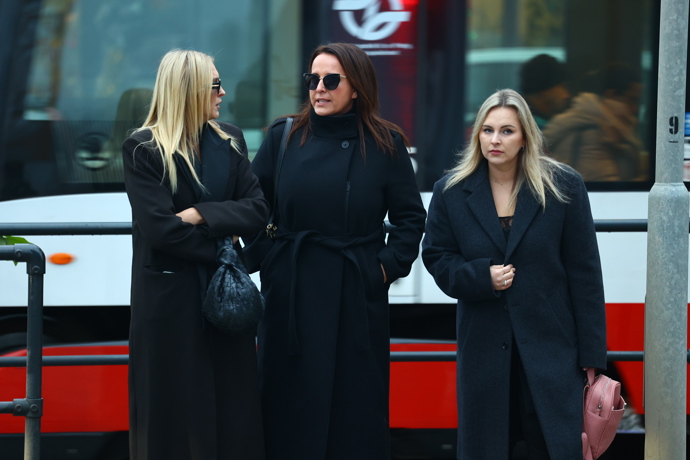 Moderátorky Zorka Hejdová, Lucie Šilhánová a Katka Říhová společně odcházely z pohřbu Patrika Hezuckého.