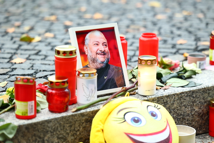 Rodina, nejbližší přátelé, ale i široká veřejnost přišla v pátek odpoledne do strašnického krematoria dát oblíbenému moderátorovi poslední sbohem. 