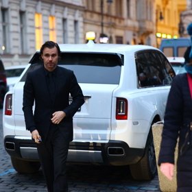 Leoš Mareš při příjezdu. 