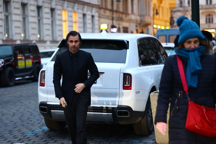 Leoš Mareš při příjezdu. 