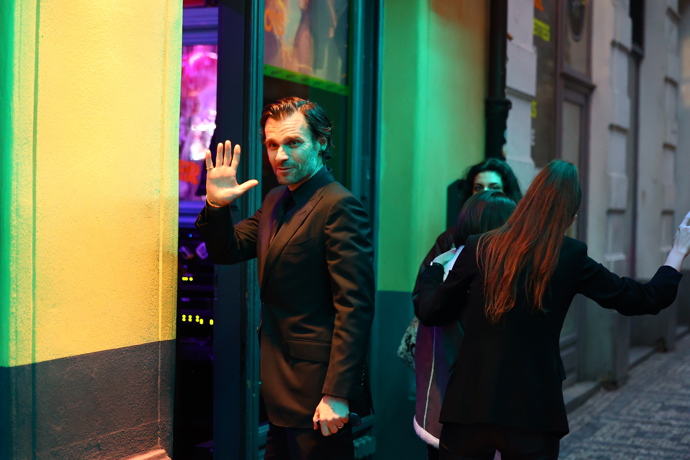 Po pohřbu Patrika Hezuckého zavítali jeho přátelé a rodina do baru. 