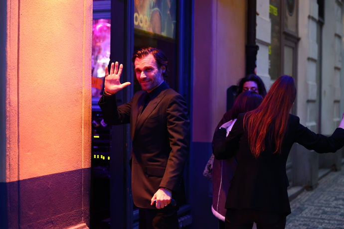 Po pohřbu Patrika Hezuckého zavítali jeho přátelé a rodina do baru. 