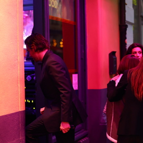 Po pohřbu Patrika Hezuckého zavítali jeho přátelé a rodina do baru. 