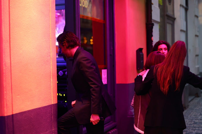 Po pohřbu Patrika Hezuckého zavítali jeho přátelé a rodina do baru. 