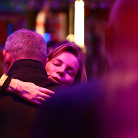 Nikola Hezucká se objímala s hosty. 