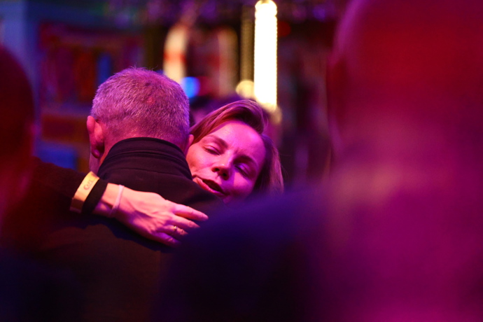 Nikola Hezucká se objímala s hosty. 