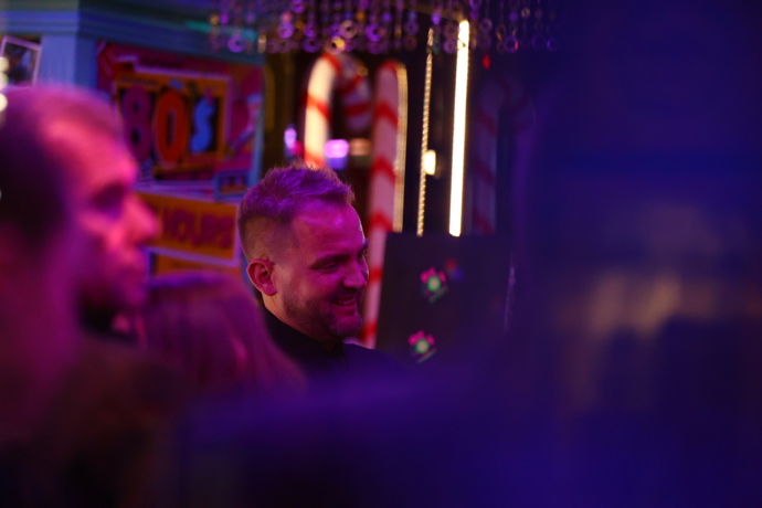 Po pohřbu Patrika Hezuckého zavítali jeho přátelé a rodina do baru. 